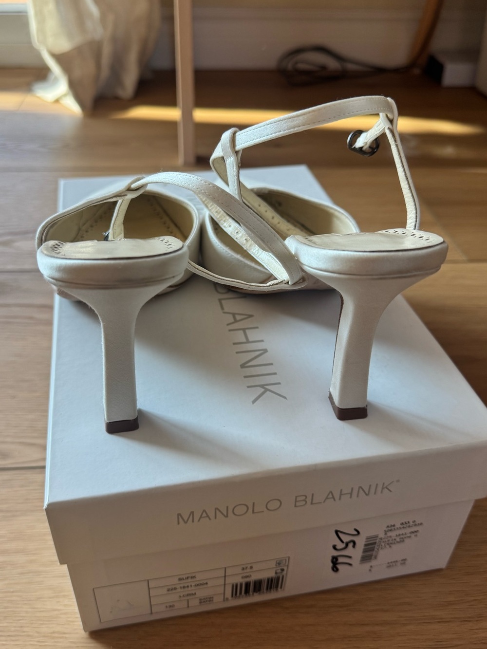 Manolo Blahnik Ivory Satin Heels (Size 37 1/2) - Picture 4 of 15